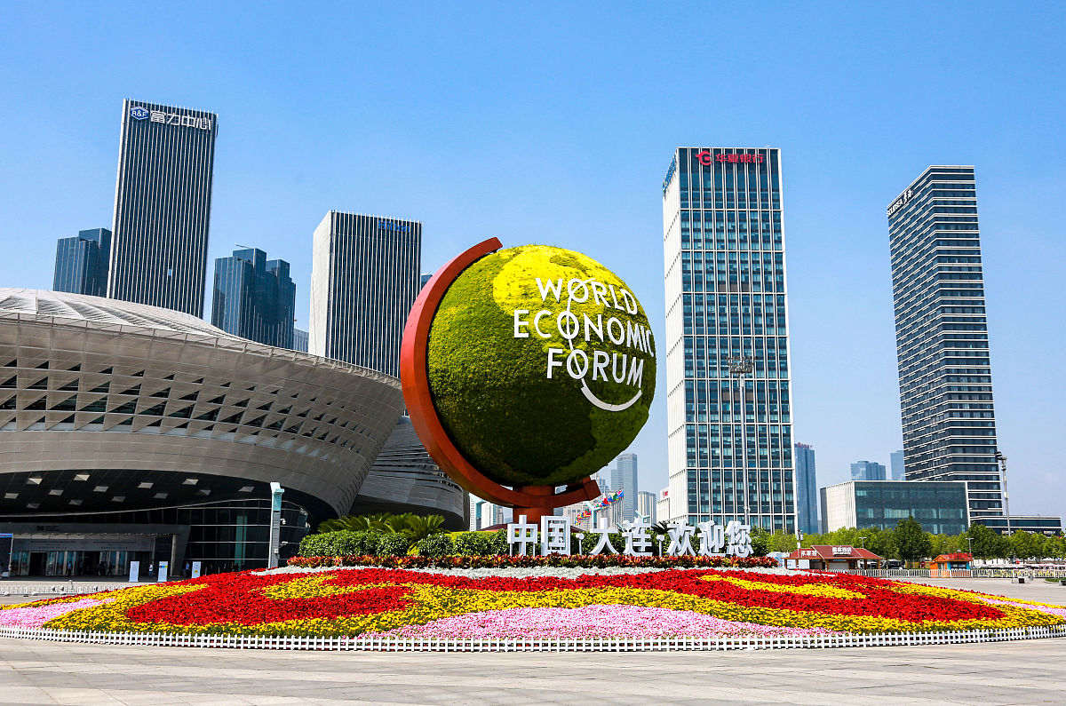 2019年7月1日,辽宁大连,2019夏季达沃斯论坛主会场大连国际会议中心外