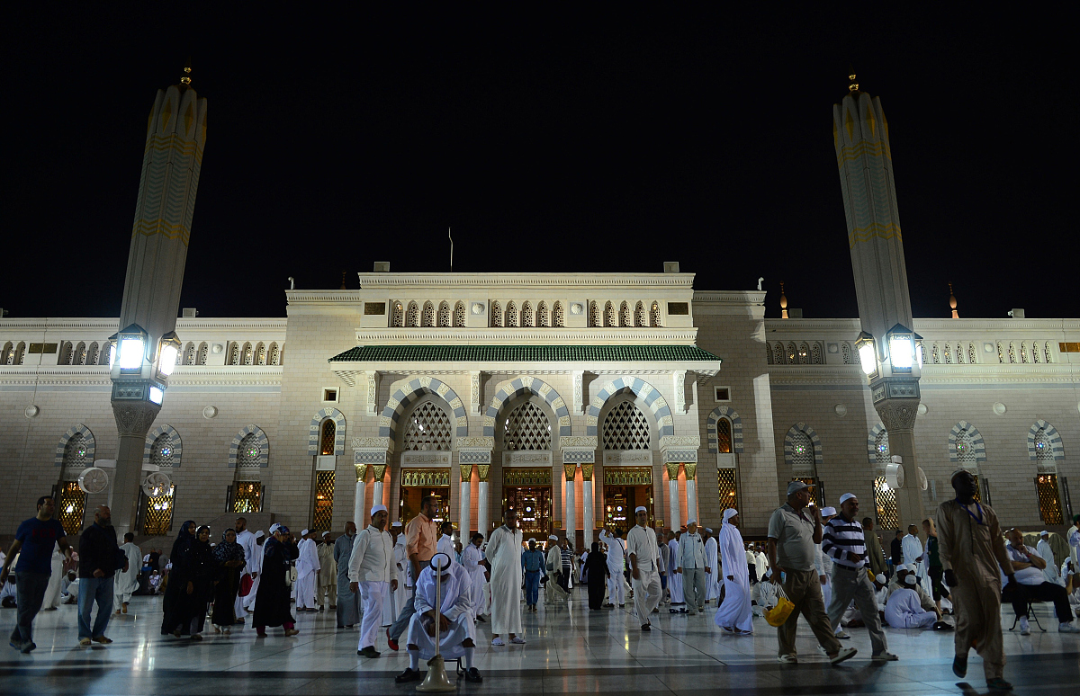 当地时间2014年10月9日,沙特阿拉伯麦地那,麦加朝觐后,穆斯林信众来到
