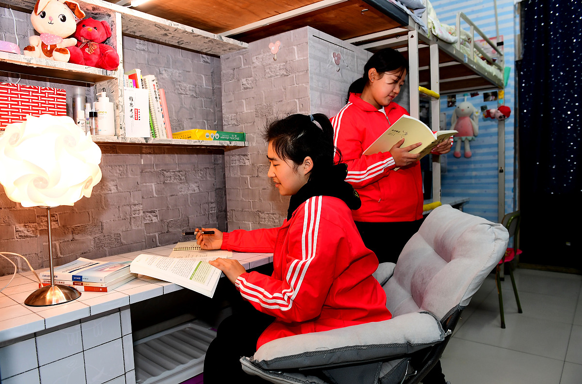 校园生活：充实快乐的学习时光 - 100字描述