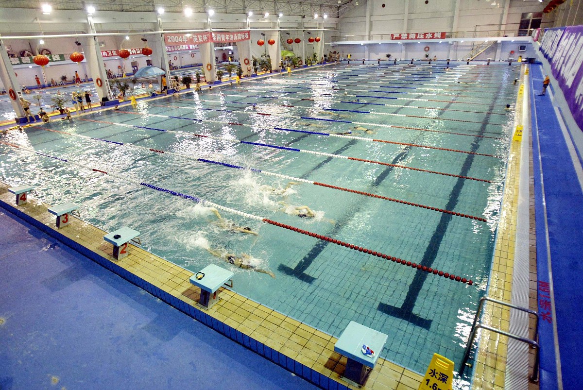 你好你好呀！有什么需要我的地方吗？写一个关于陆地游泳的机器的创新创业计划书创新创业计划书一、项目背景随着人类对自然环境的破坏和海洋污染的加剧越来越多的人开始关注陆地游泳。然而由于传统游泳池的限制陆地游泳的场地和条件十分有限。因此我们希望通过创新设计一种能够在任何地方进行陆地游泳的机器为人们提供更加便捷和舒适的游泳体验。二、市场分析目前游泳市场的规模不断扩大特别是在健身、休闲和旅游等领域。然而传统游