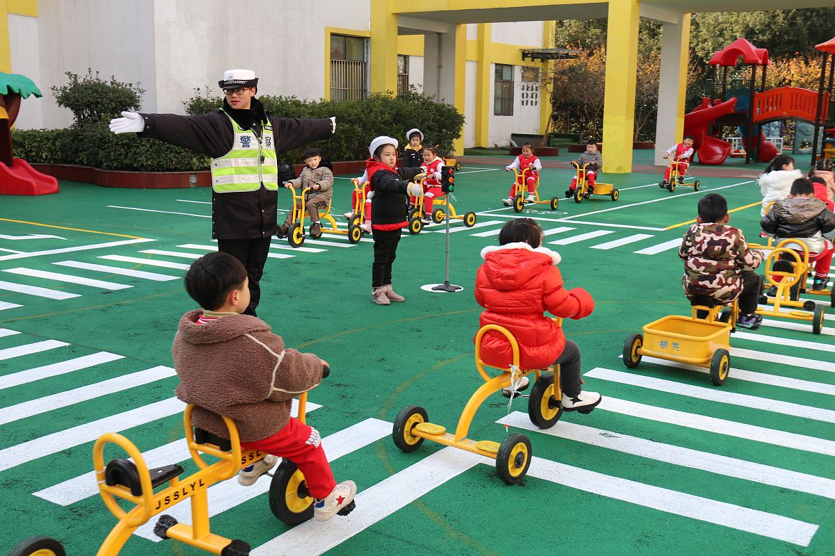 儿在园区内安全隐患有哪些如果发生安全问题要如何与家长沟通帮我用1500字详细描述