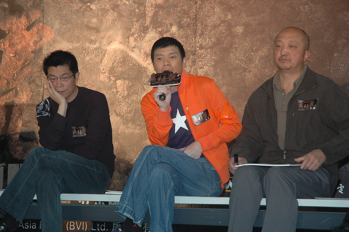 2007年10月8日,北京,集结号官网启动仪式.王中军(左),冯小刚,编剧刘恒