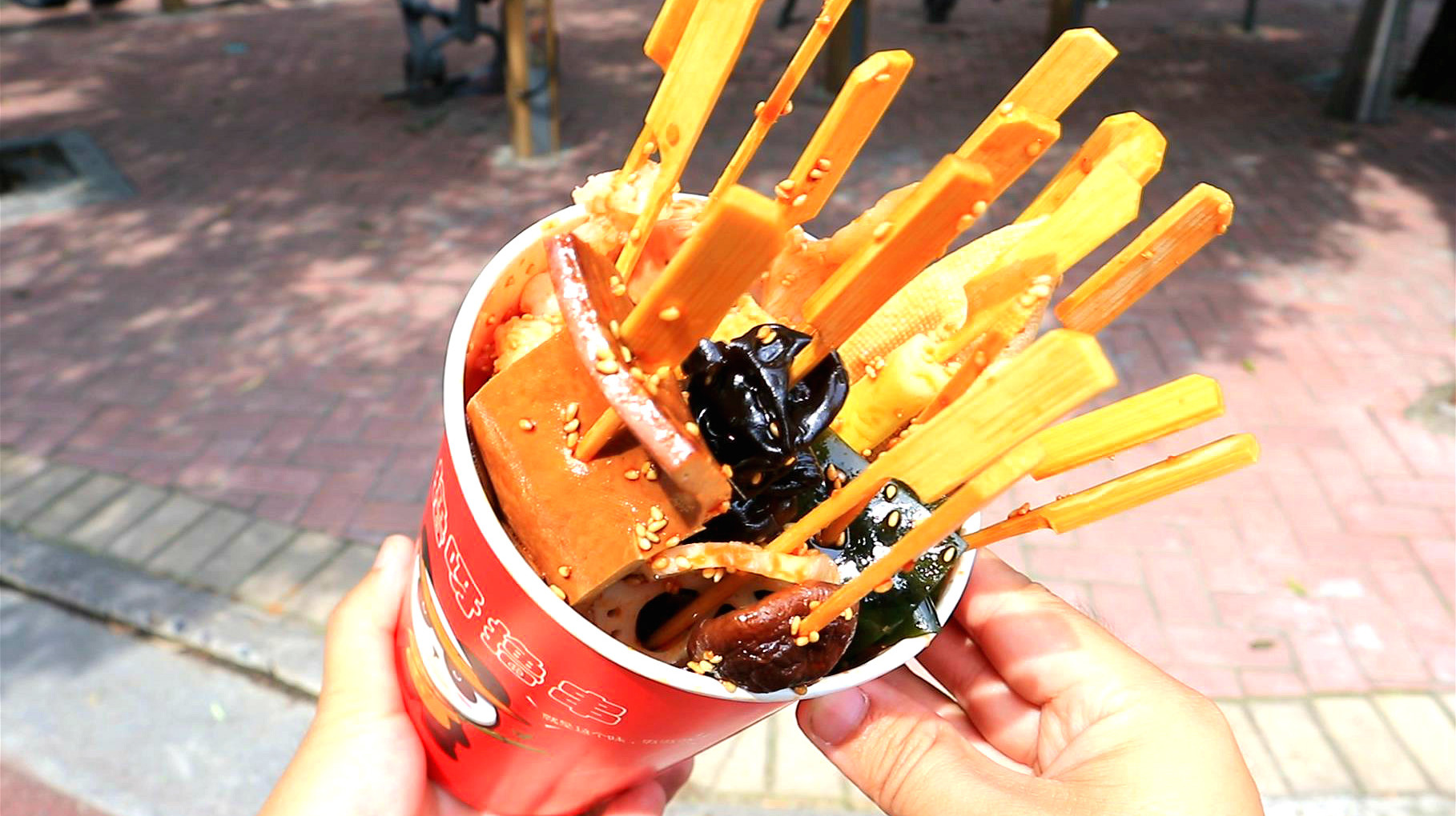 买遍所有的冷锅串串,满满一大桶,吃着很过瘾啊