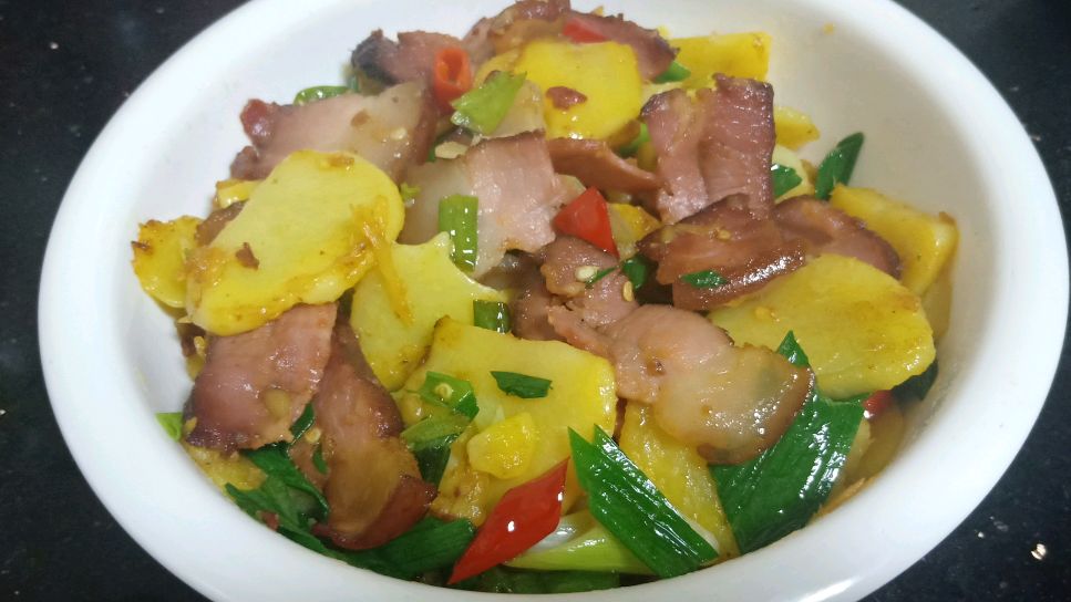 做法简单的家常腊肉炒土豆片,好吃又下饭,整个厨房都是腊香味