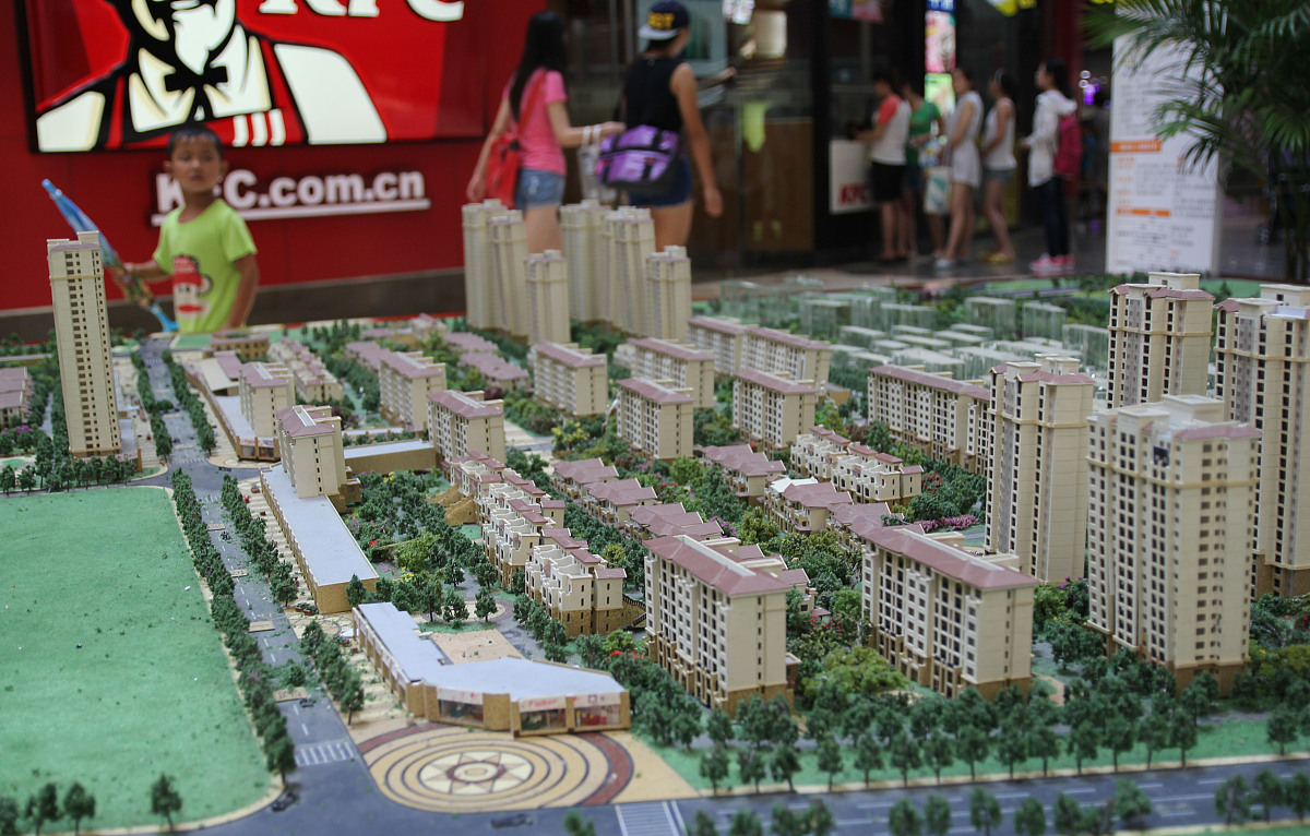 目的是使用 Simulink 来模拟战斗机纵向运动的大大简化的模型。攻角是一个平面指向的方向和它在空气中实际移动的方向之间的角度。对于一架飞行高度近似恒定的飞机来说这相当于俯仰角如图 3 所示。𝜙这个角度很重要因为它产生了一个垂直于飞机轴线的升力因此产生了一个法向加速度也如图所示。𝑎𝑛vNormal AccelanPitch Angle图 3 所示。飞行器姿态示意图飞行员希望能够控制俯仰角