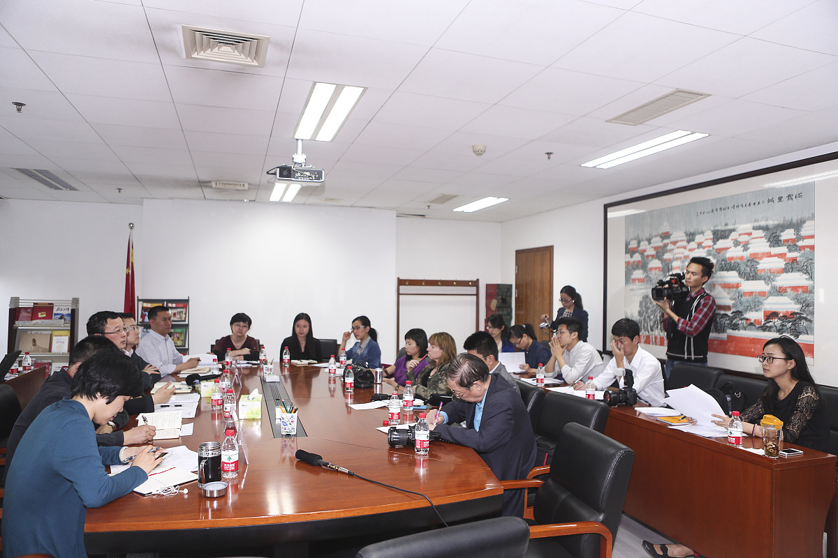 自己是陕西晟伟工贸有限公司办公室职员岗位的实习生实习中参与组织办公室及公司会议重点写自己在参与组织办公室及公司会议中的干的具体工作不少于500字。