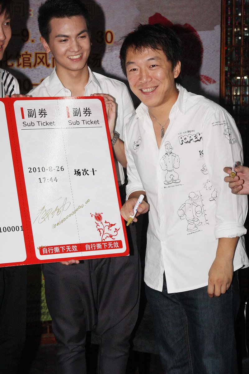 2010年8月30日,北京,话剧《我们结婚吧》发布会.***_***黄渤助阵某话