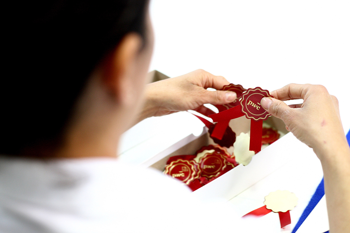 说4句押韵的话。一个是改口爸爸妈妈敬茶的吉祥话还一个就是女方的彩礼交钥匙给他们的吉祥话。