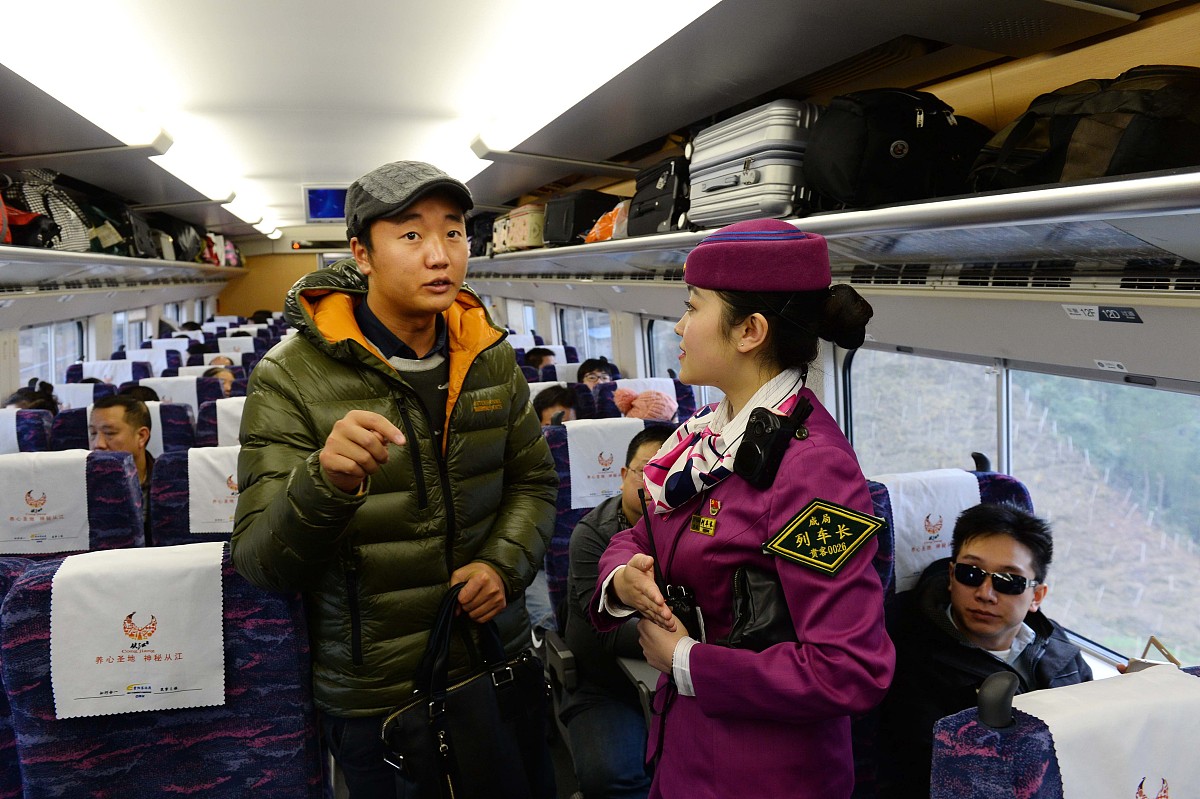 我邂逅了一个女孩没有加联系方式我十分的沮丧和遗憾我可以给你提供当时的场景请你给我提供一些能够找到她的方式。下面是场景的描述：我在2023年4月1日结束了在北京的报告后 乘坐高铁G67回石家庄G67的终点站在武汉中途经过石家庄和郑州全程3小时55分钟13：05到石家庄14：23到郑州16：00到武汉。我在北京西站第11候车室遇见的了她当时大约在中午十一点多我注意到一旁的她五官非常精致她染着黄色的头发