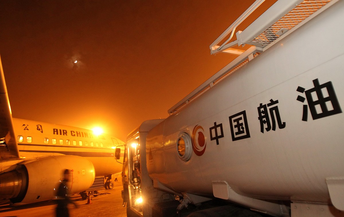 ***_***2011年10月31日晚,江苏南通兴东机场工作人员为中国国际航空公