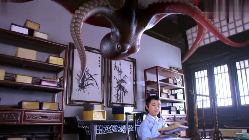 房梁上突现一只大章鱼,怎料小男孩一张口,大章鱼秒变章鱼烧!