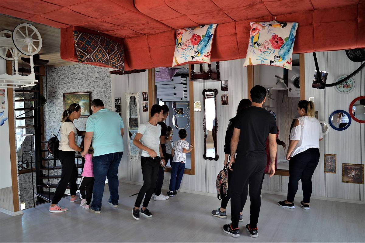 当地时间2018年9月23日,土耳其安卡拉,民众在"倒立房屋"景点拍照留念,
