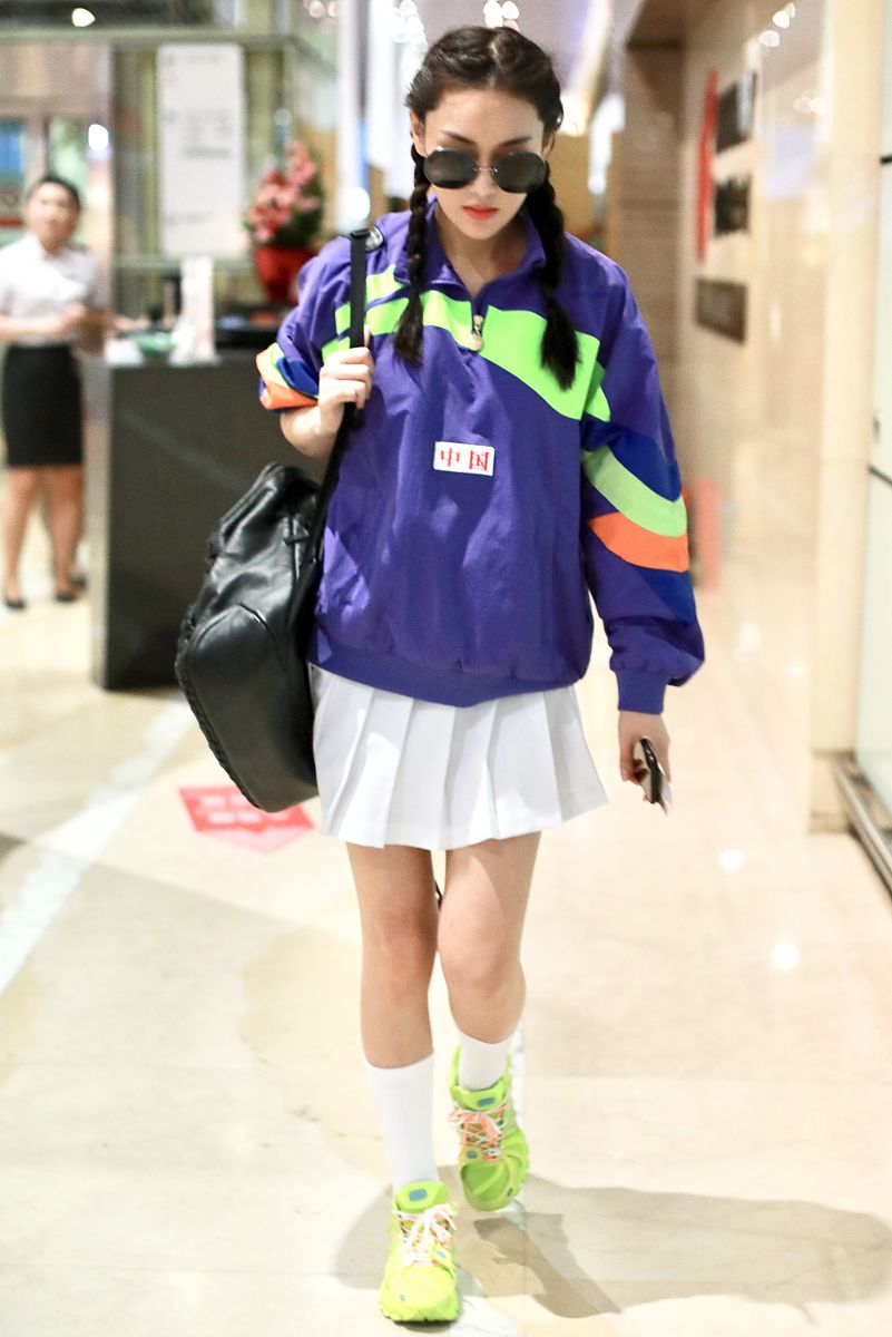 帮我撰写一篇时尚卫衣穿搭的早秋文案以描述服饰细节为主题服装类型：明亮黄色系长款卫衣趣味动画排版正面、中长款立领蓝色宽松卫衣、微褶裙摆收腰连衣裙轻薄雪纺拼接肩部