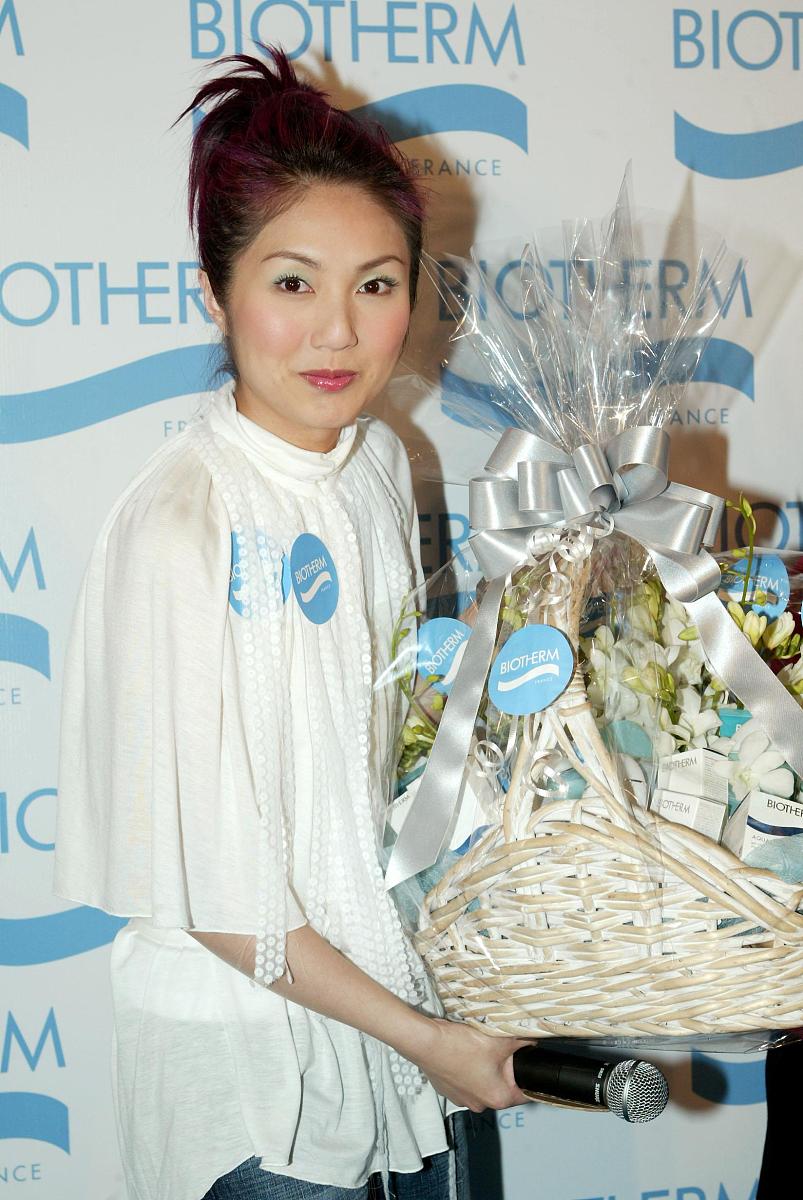 2004年1月19日,杨千华[女+华]担任护肤品牌biotherm的新闻发布会在香