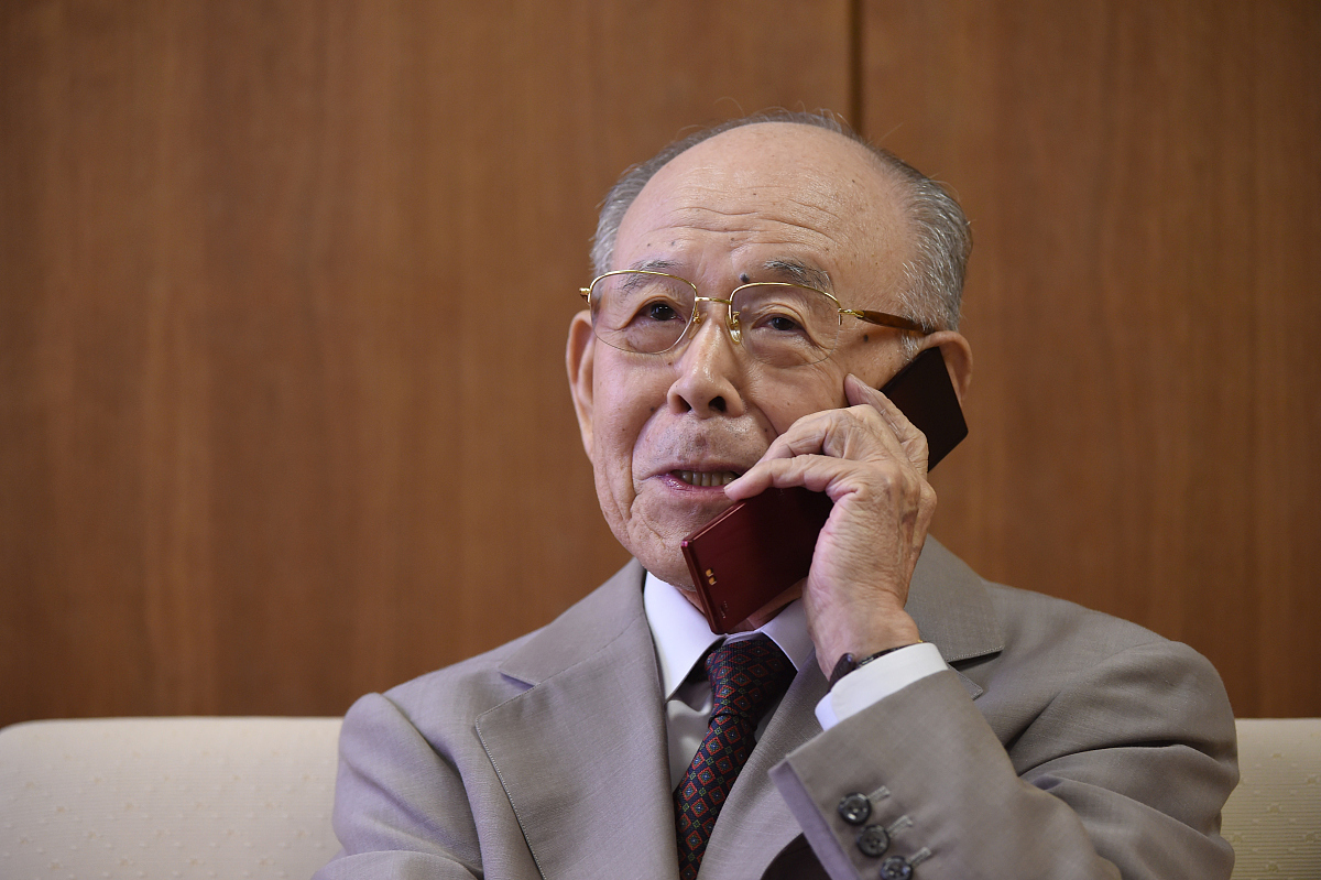 当地时间2014年10月8日,日本名古屋,2014年度诺贝尔物理学奖得主赤崎