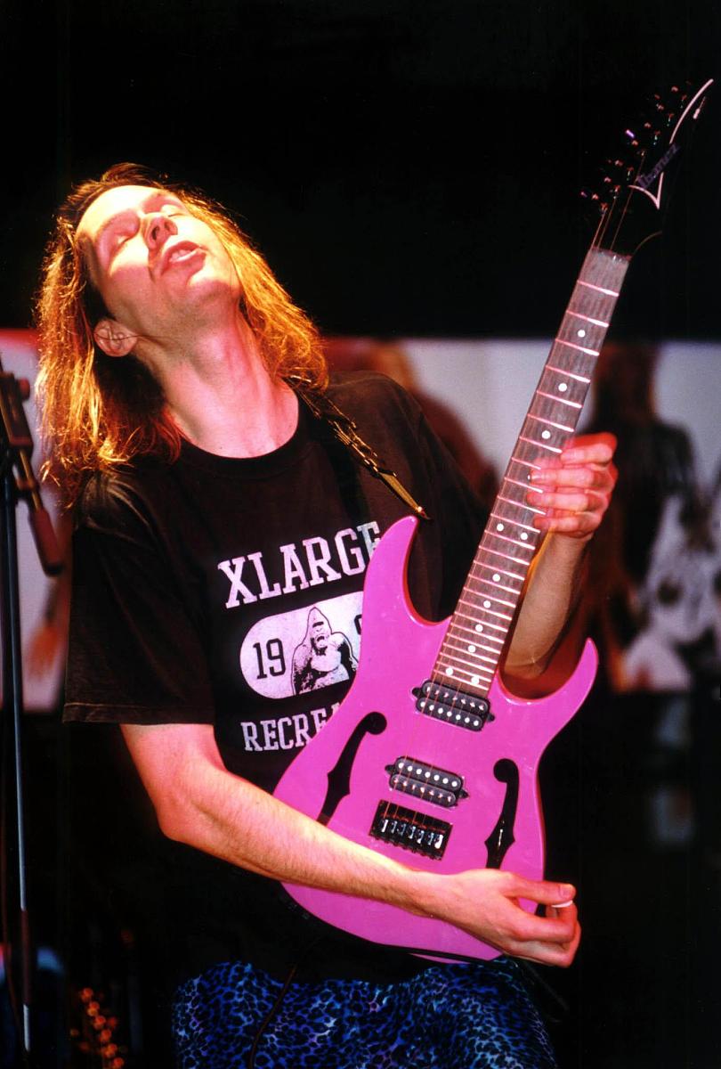 mr.big的吉他手paul gilbert,被誉为世界十大吉他高手之一+++_+++吉他