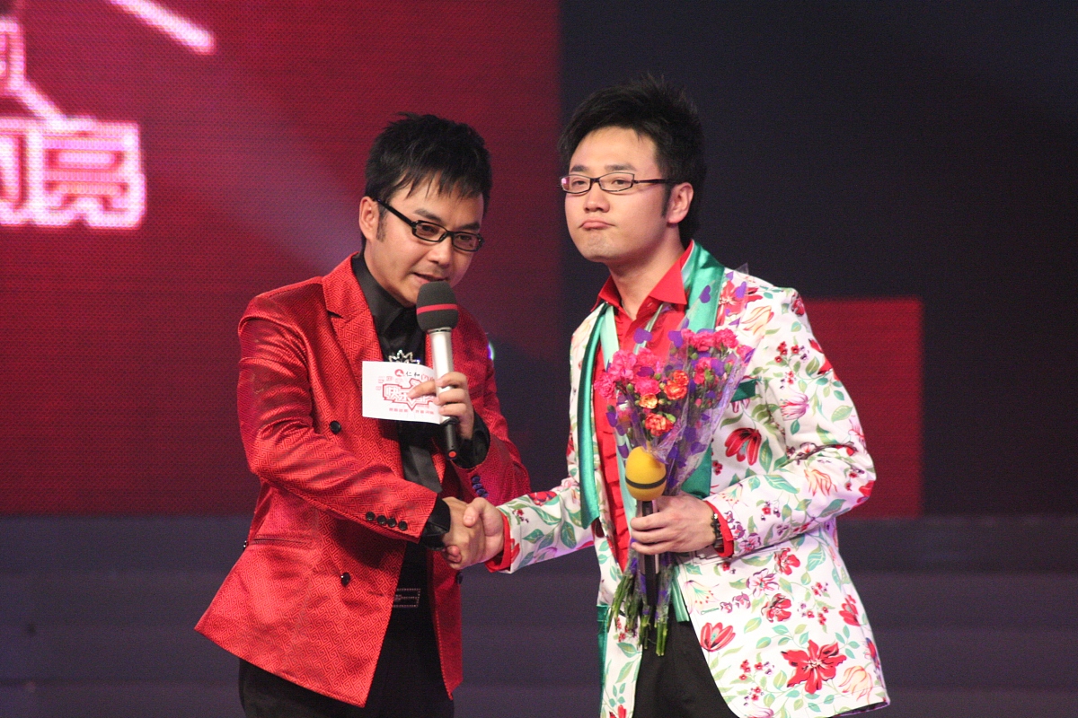 给我写个歌词关于生活不易的用中文