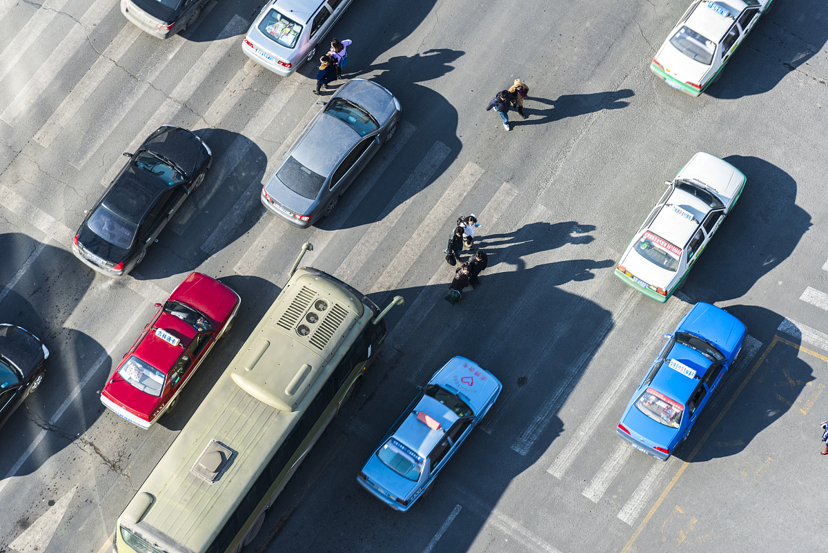 你是一个在交通规则方面具有丰富的专业知识的人我人在英国请依照当地交通法规给我回答问题。我的第一个问题是：闯红路灯会扣几分。