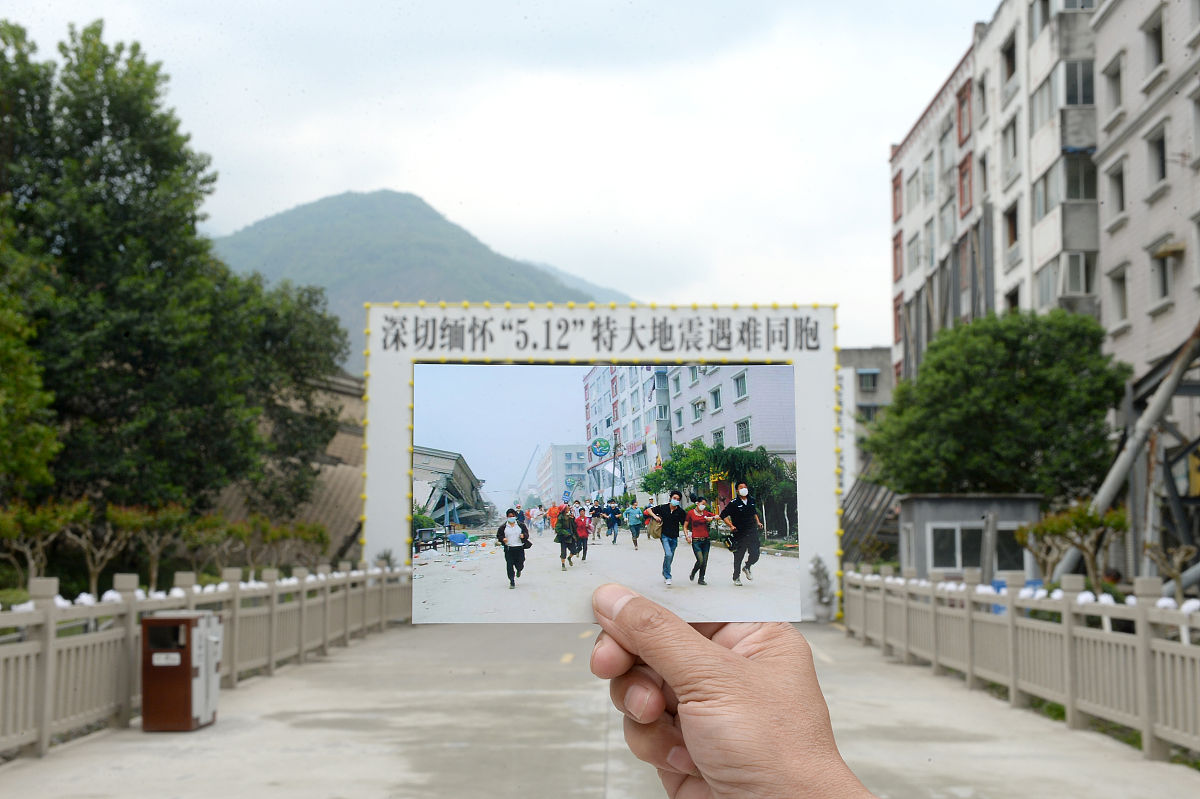 2018年,北川.已经修葺的大道,栏杆上扎满了祭奠的白花,"深切缅怀5·12