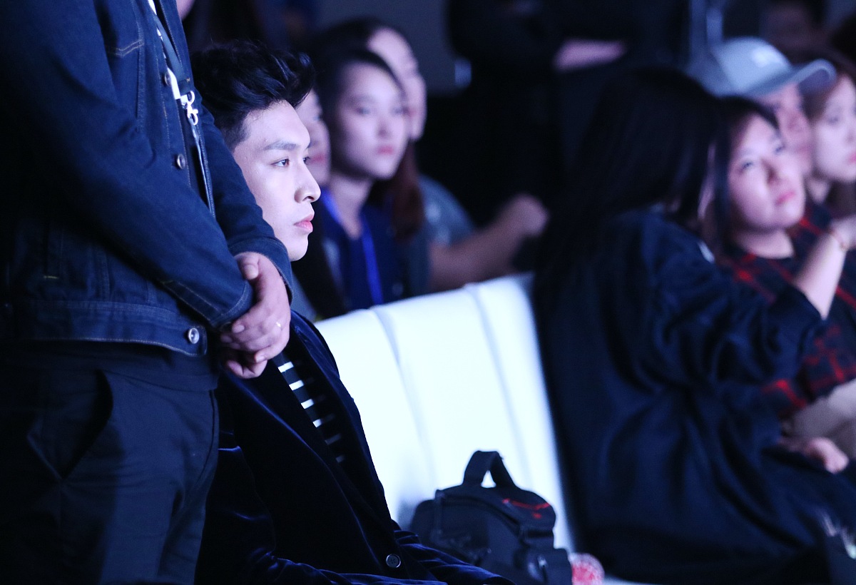 曹雨臣张艺兴意外亲密接触，尴尬气氛弥漫！