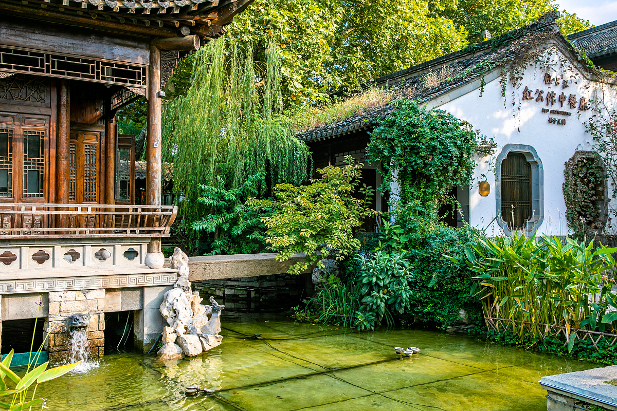 要写一部名朝背景的小说想问一下明朝。人的生活习惯以及。有哪些明朝才有的东西？明朝是中国历史上的一个重要朝代其文化、社会、政治等方面都有独特的特点。以下是一些明朝才有的东西：1 科举制度：明朝实行科举制度这是中国古代的一种选拔人才的制度通过考试选拔人才这在世界上也是独一无二的。2 银元：明朝时期开始流通银元这是中国历史上第一次出现的纸币也是世界上最早的纸币之一。3 木板印刷术：明朝时期发明了木板印刷