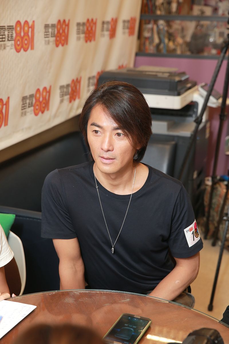 2014年8月18日,香港,明星现身电台接受访问.郑伊健