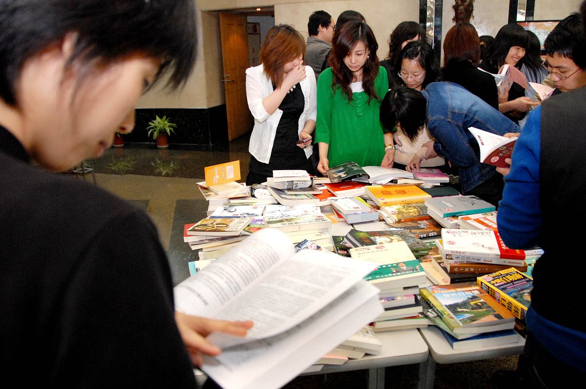 2008年4月24日,命名为"bookhut"的上海首家楼宇青年文化流动书吧开进