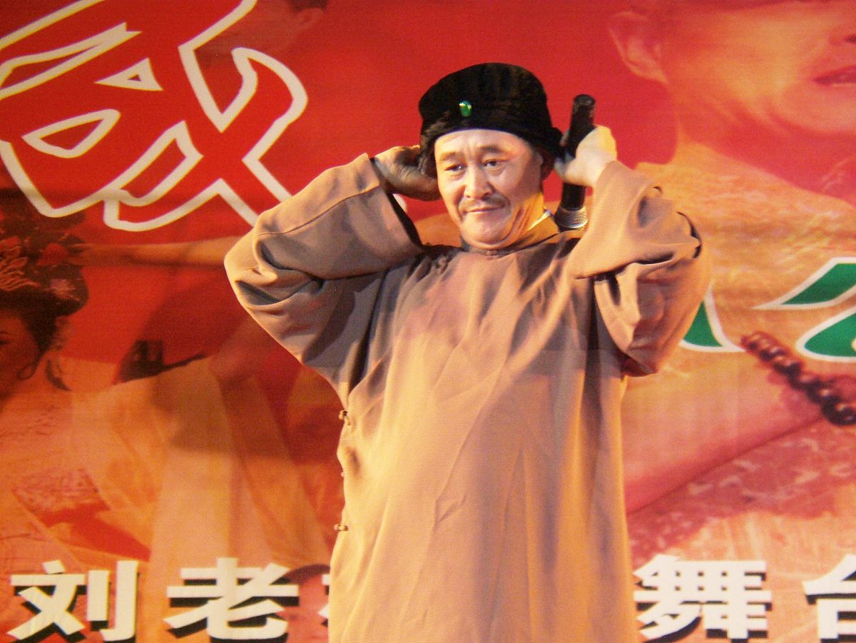 精彩表演，欢乐无限！小学作文：舞台上的精彩瞬间