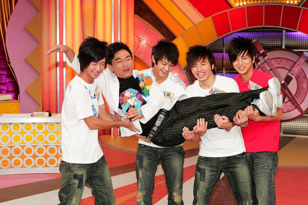 假定你是李华你的英国笔友Hans来信请你为他负责策划的4月20日中文日班级庆祝活动提建议请你回复邮件内容包括1来信收悉;2提出活动建议;3望录制和分享注意1写作词数应为300左右;2用日语的敬体回答 另：满分30分作完答后请为自己评分