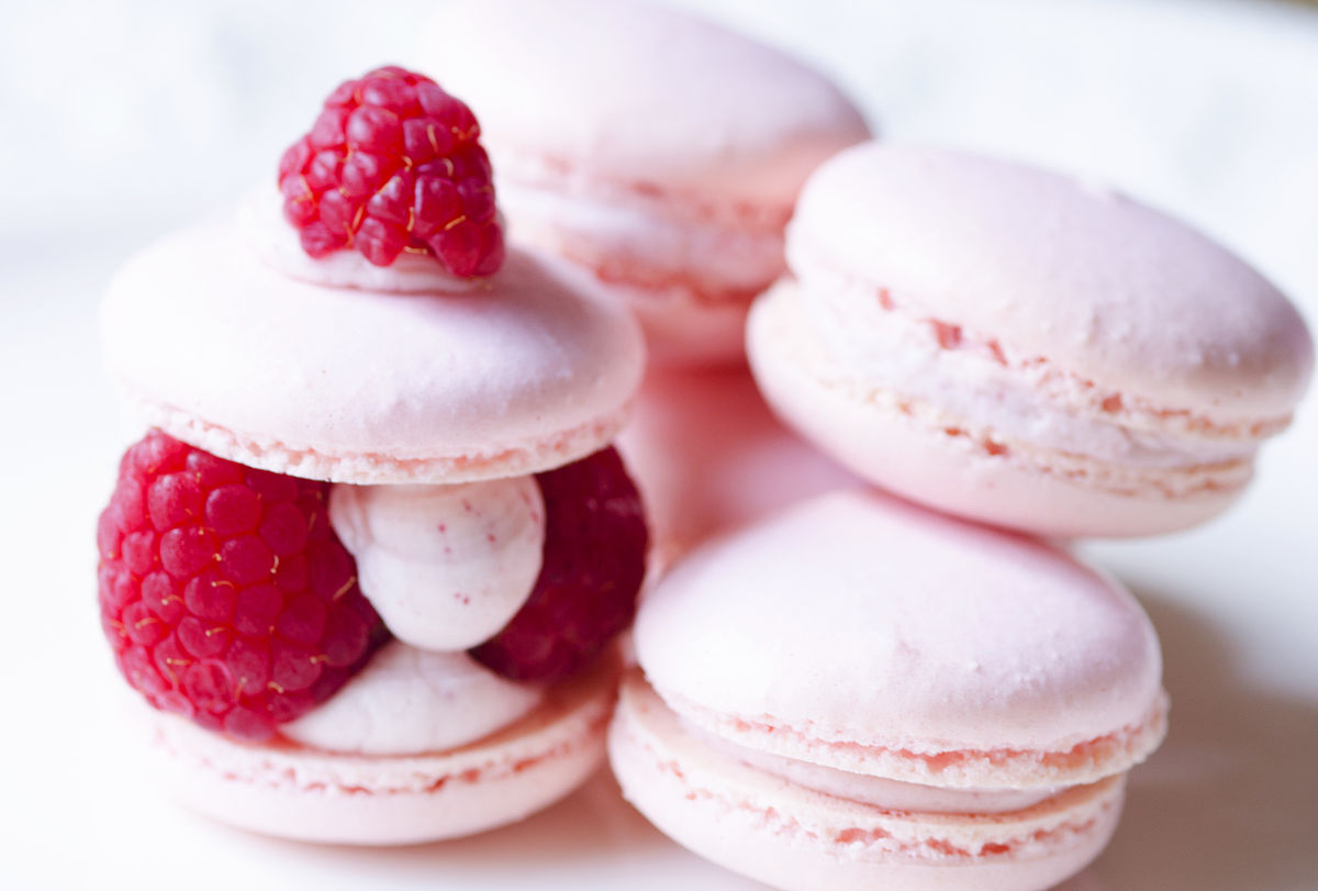 raspberries macaroon
