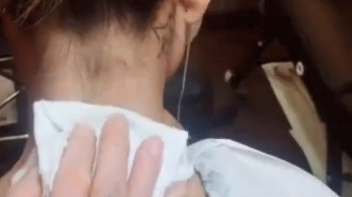 美女在脖子上纹身,擦下来的一瞬间,眼睛都不舍得挪开!