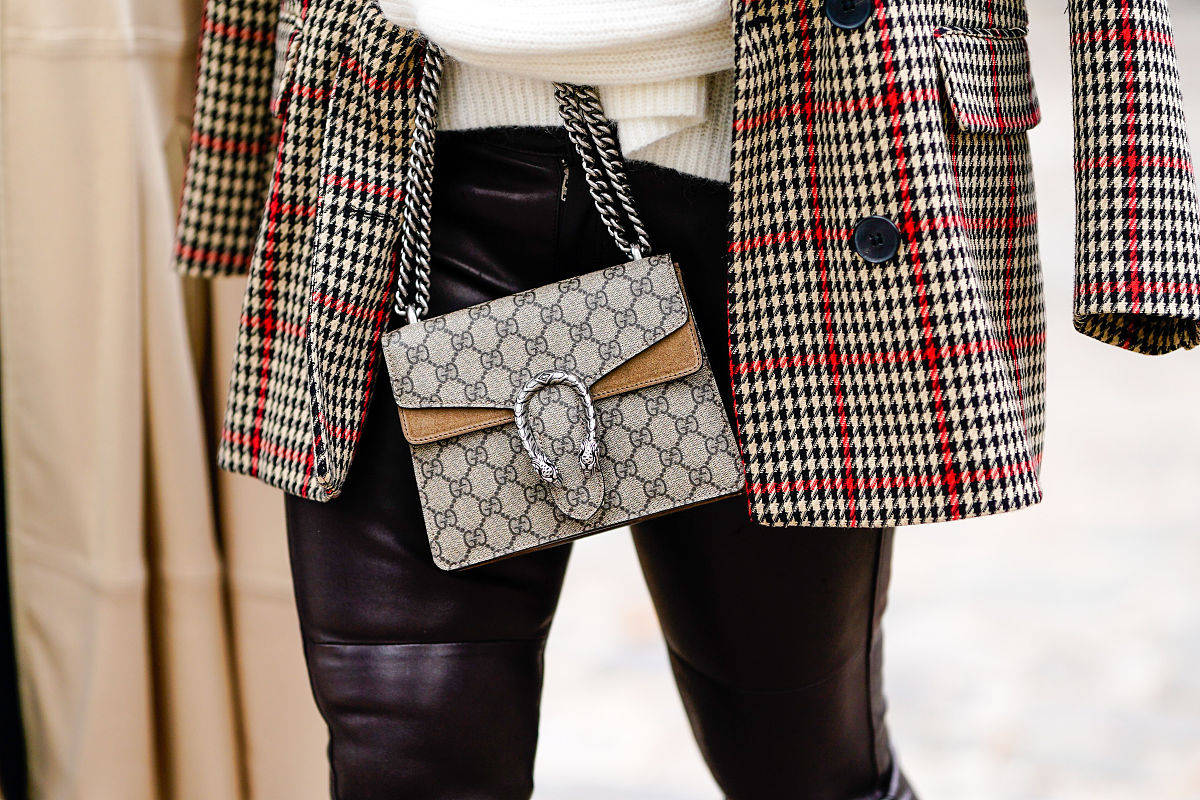 根据从 Fendi黄到Hermes橙奢侈品牌的代表色你知道几个编写一篇时尚资讯不少于五百字查重要低一些