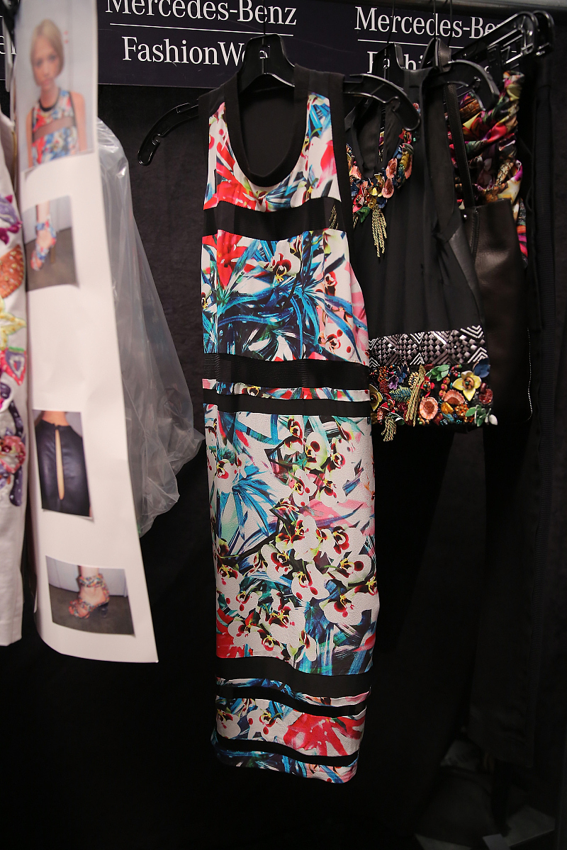 Gap官方 携手小众设计师品牌LoveShackFancy推出限定系列融合了两个品牌的经典元素和浪漫风格将Gap的标志性设计与LoveShackFancy的复古印花元素和谐相融经典廓形裁剪更将女性的独特魅力完美呈现。此系列面向全世代消费者拥有包括女装、童装、婴儿服饰及配饰在内的多类型单品。 根据以上内容提炼观点润色编写一篇逻辑清楚的时尚资讯用中文作答不少于七百字