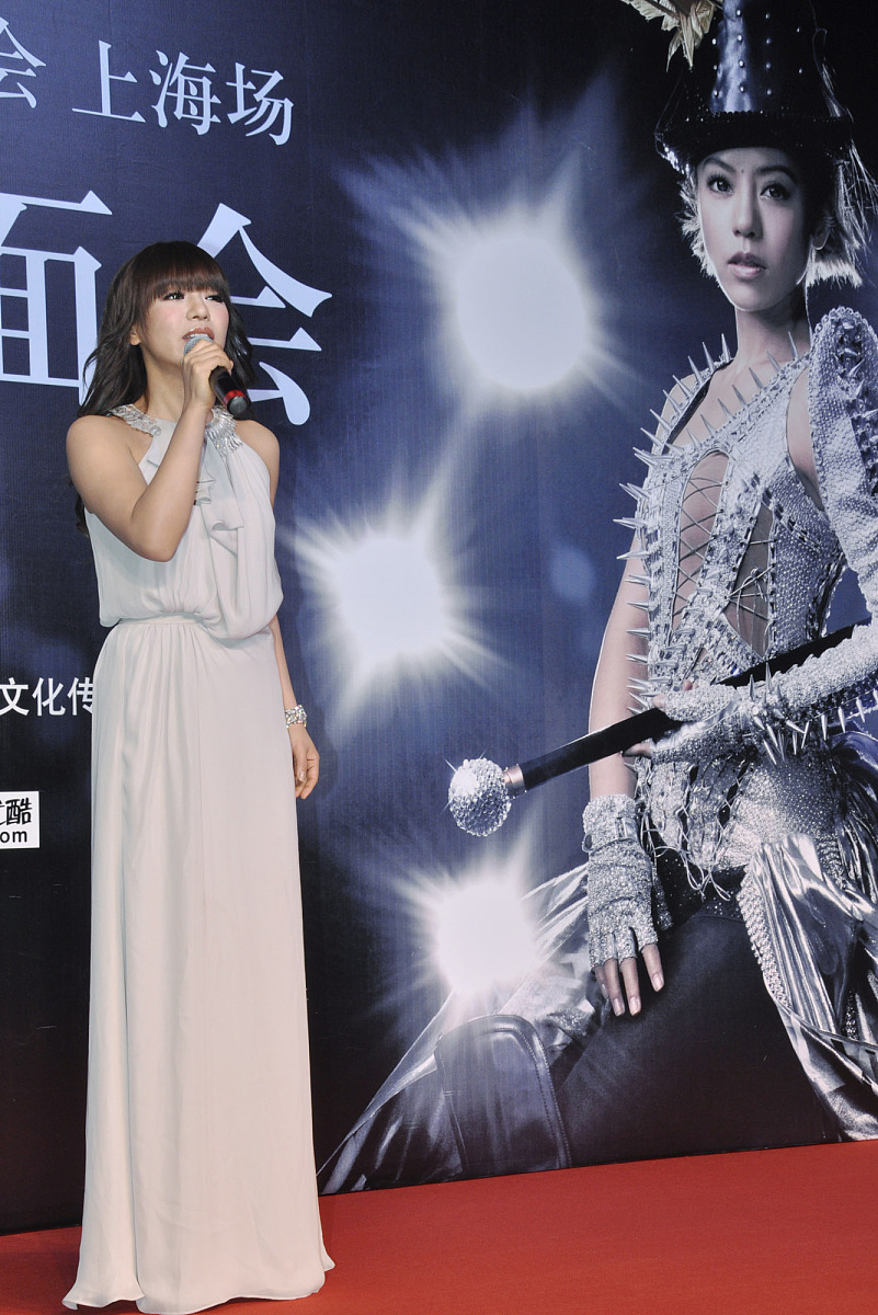 2012年3月7日,上海,丁当为世界巡演-丁当2012"歌舞线上"世界巡回演唱