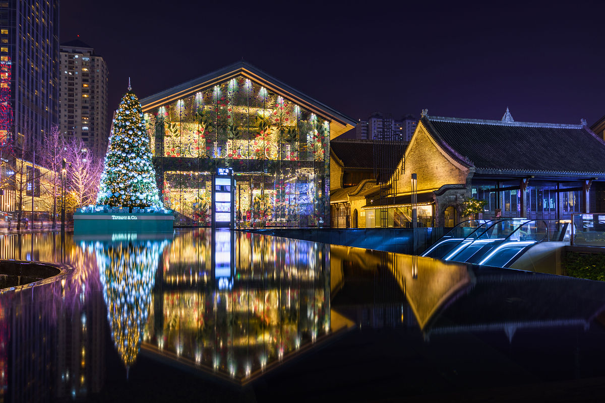 成都麗湖太古里融创自驾游行程安排帮我用210字详细描述