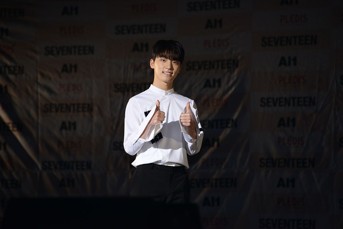 男团seventeen在举行了新专辑《al1》showcase.在当天showcase最后,se