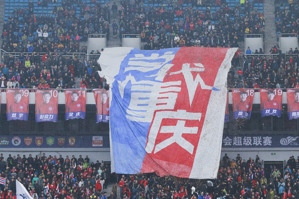 2017年03月05日,重庆,2017中超首轮,重庆力帆vs延边富德.场边球迷冒雨