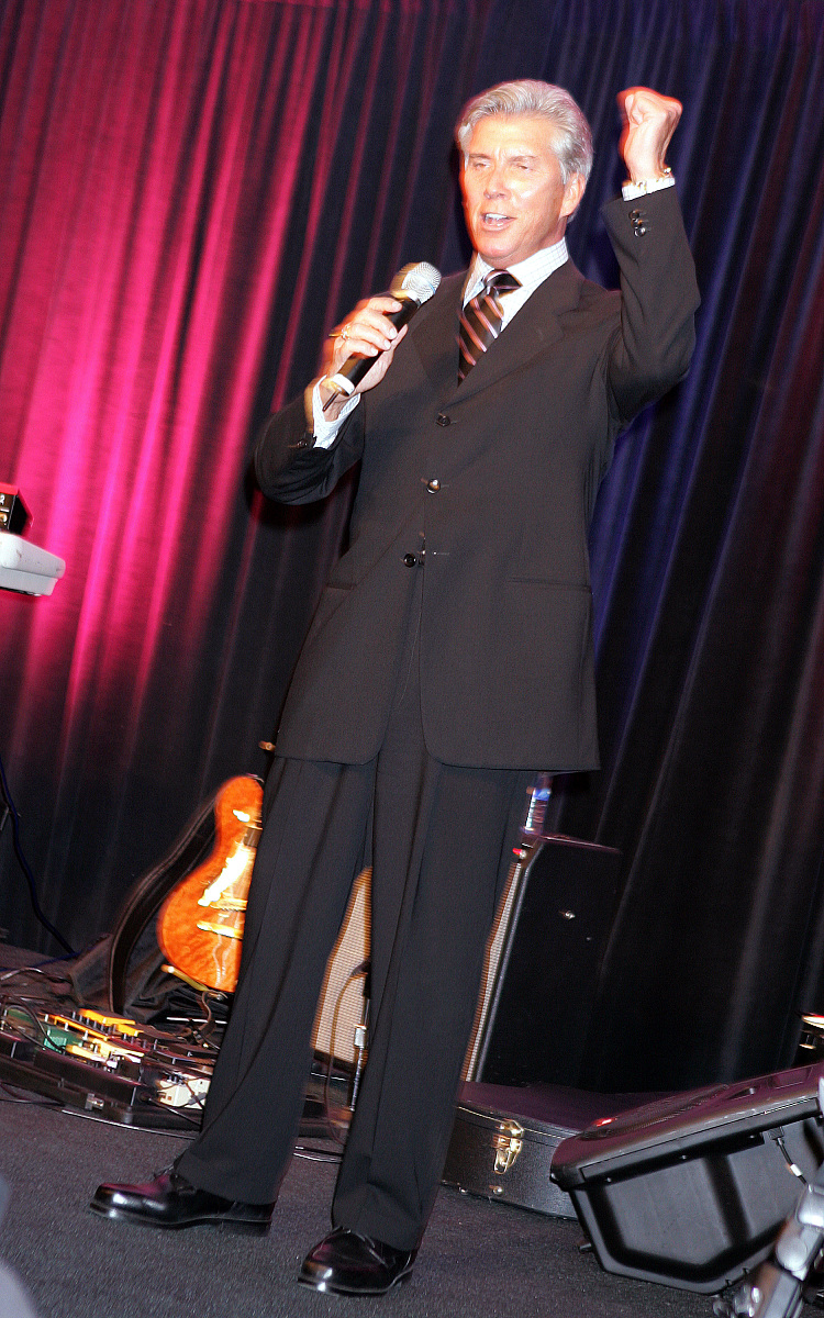 los angeles, ca - may 12: michael buffer emcees the petersen aut