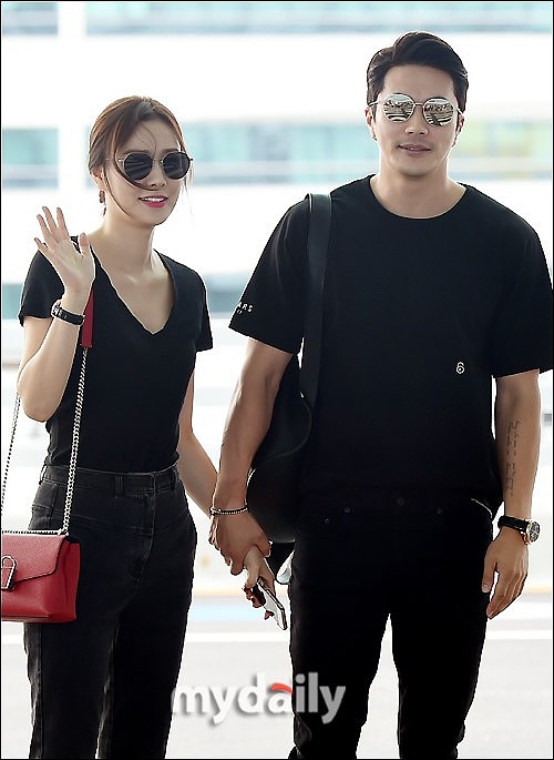 2018年8月20日,韩国明星夫妻现身机场.***_***权相宇,孙泰英