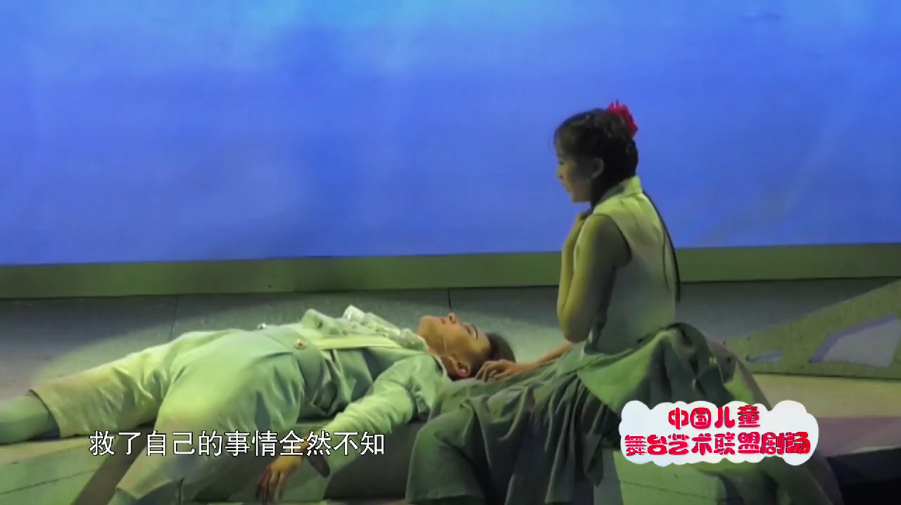 天气突变,王子意外落入水中,小美人鱼不顾危险把王子救了起来