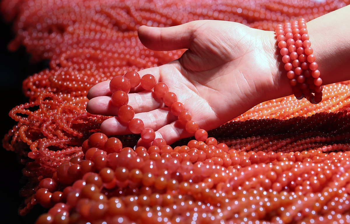 南红五行和小叶紫檀五行关系回答加拓展。