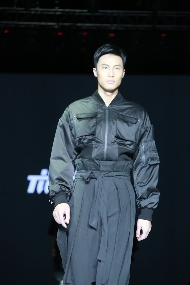 使用时尚达人的口吻编写篇1200字现代人追逐时尚但时尚到底是什么？能否有最通俗语言表述？文章需和读者互动