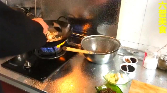 寒冷的冬天来道辣子鸡炖土豆,边吃边冒汗···