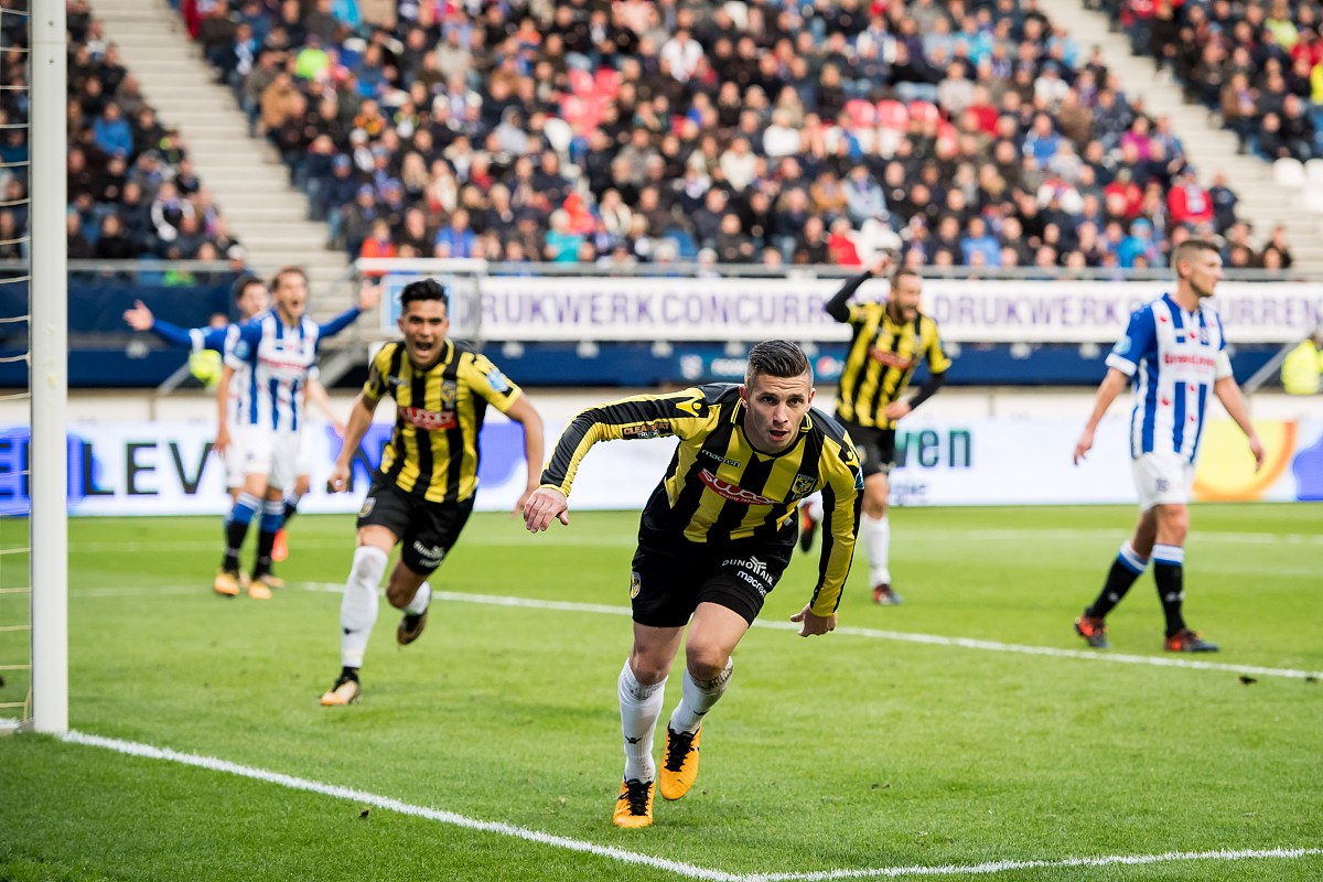 (l-<strong>r</strong>) navarone foor of vitesse, bryan linssen of vitesse 0-2