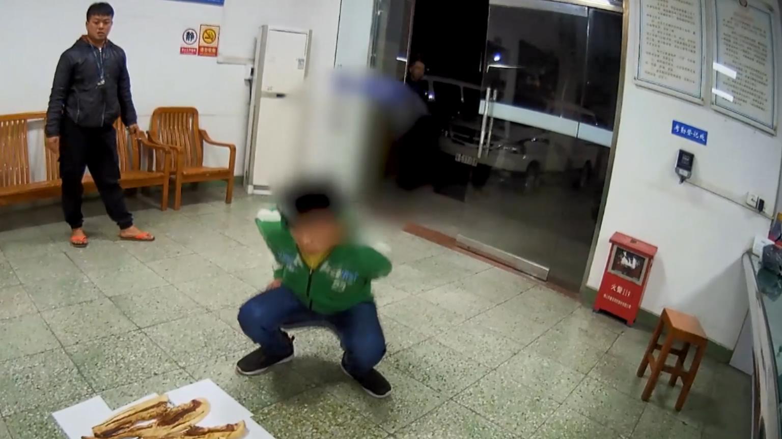 【“猪肉太贵了” 一男子偷邻居家4条腊肉被拘留】近日,广东佛山的李先生在门口晾晒了13条五