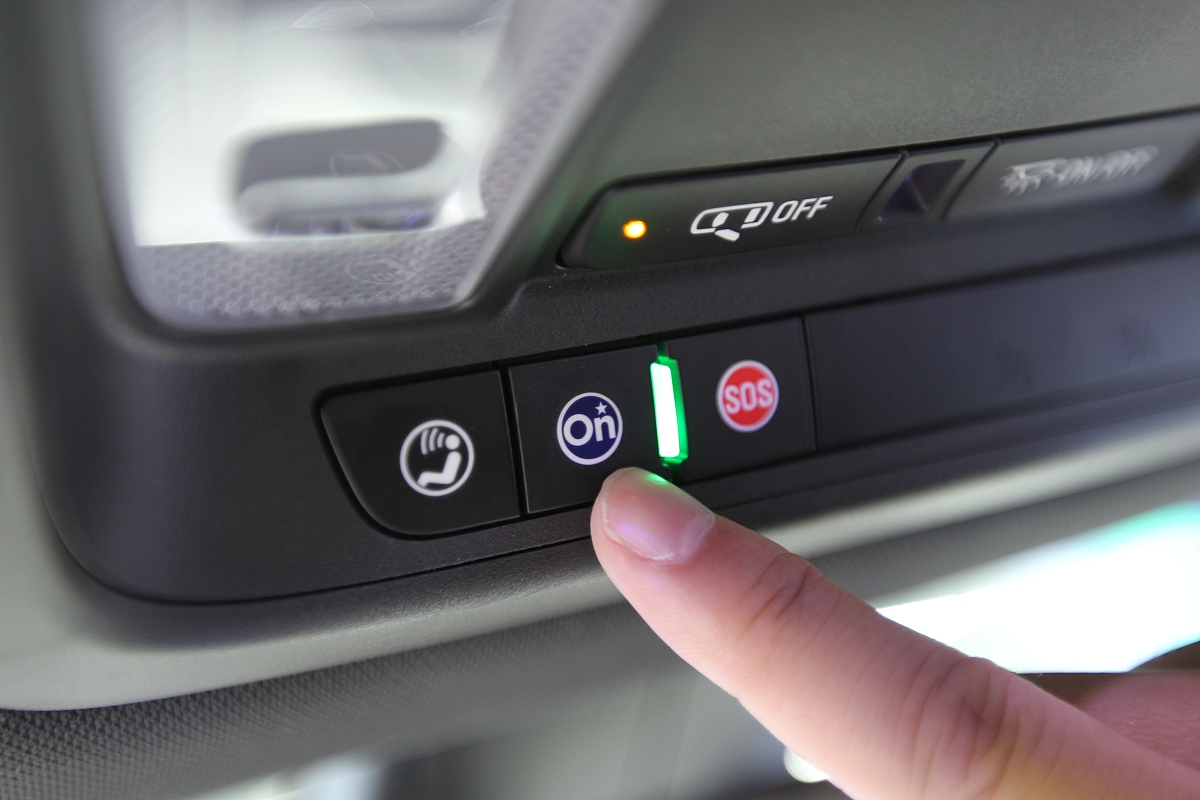 17年比亚迪f3的蓝牙开关位于车内中控面板上一般在音响系统的设置菜单中可以找到蓝牙开关。