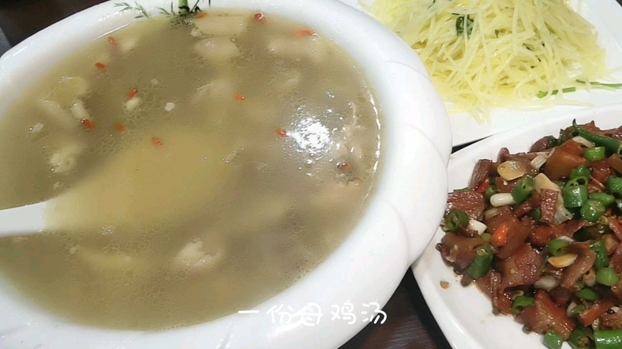 新开一家饭店,小伙带朋友一起品尝特色菜母鸡汤88元套餐是什么样