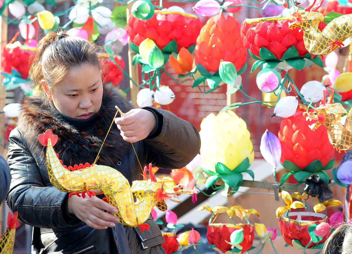 2012年2月2日,一位市民在南京夫子庙花灯市场选购龙灯+++_+++龙年,龙