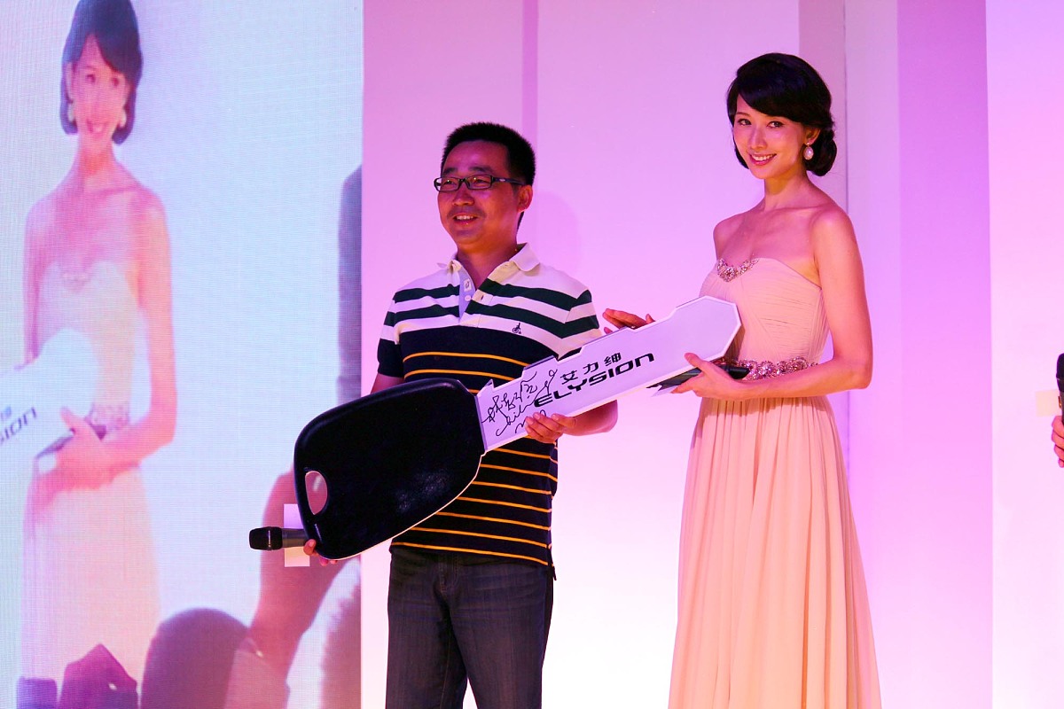 2012年08月04日,江苏省南通市,"台湾第一名模"林志玲亮相东风honda旗