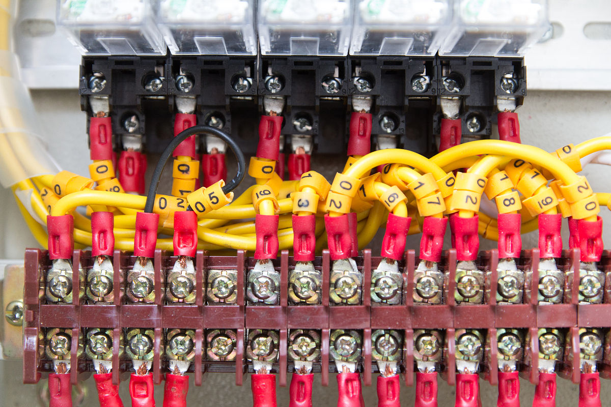 直插式热继电器铜线端为什么设计成可拨动的